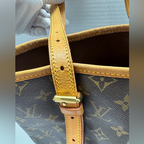 100% Authentic Louis Vuitton Monogram GM Bucket bag. - Picture 15 of 17